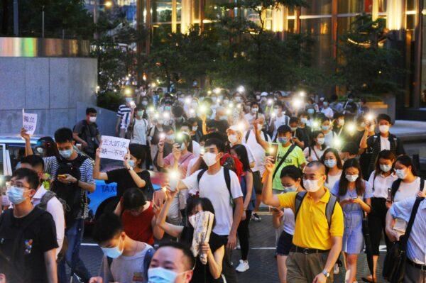 People march on Queen’s Road in Central, Hong Kong, on June 9, 2020. (Song Bilong/The Epoch Times)