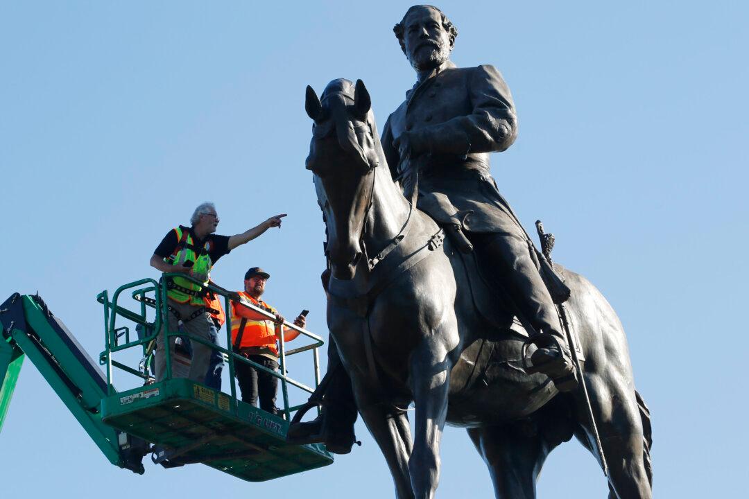 Judge Issues Order Halting Lee Statue Removal for 10 Days