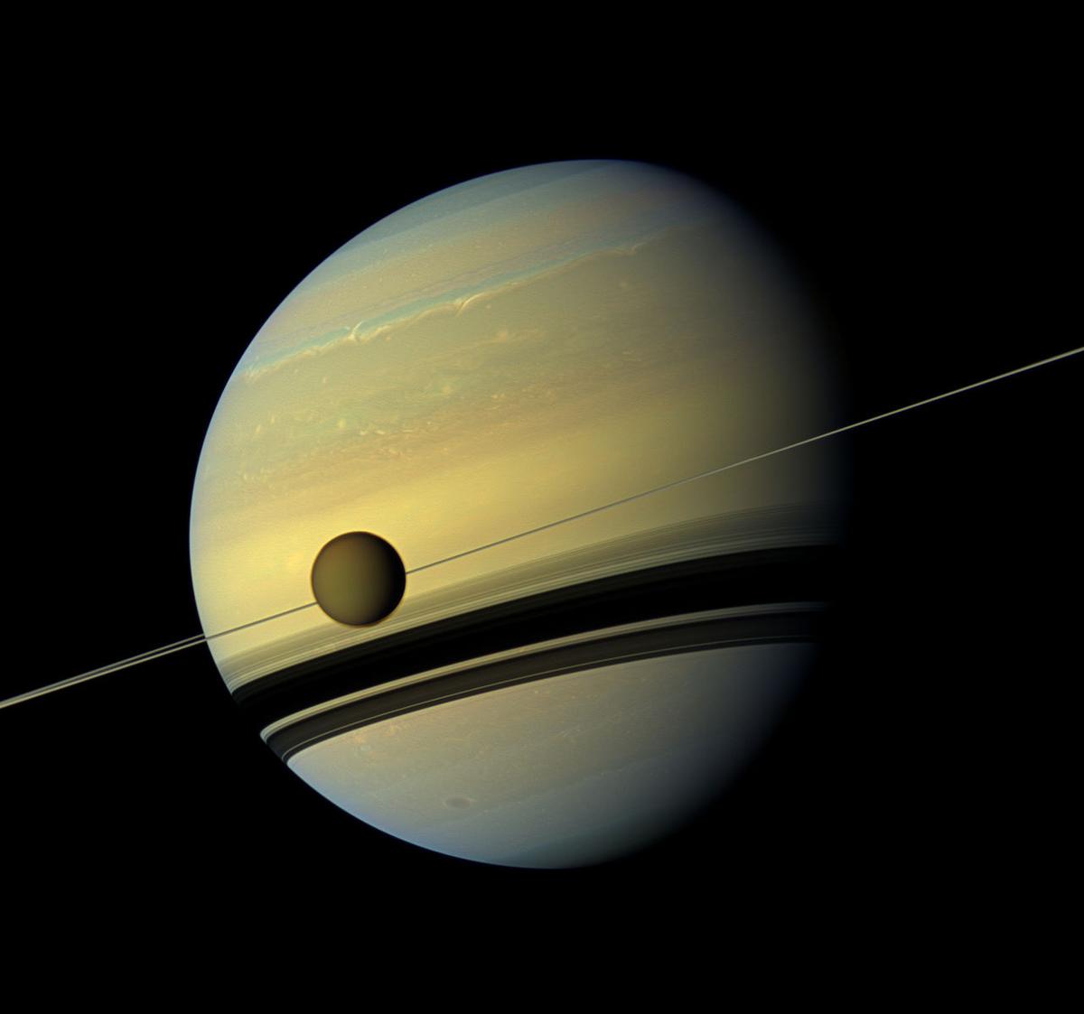 (<a href="https://commons.wikimedia.org/wiki/File:Titan_in_front_of_the_ring_and_Saturn.jpg">NASA/JPL-Caltech/Space Science Institute</a>)