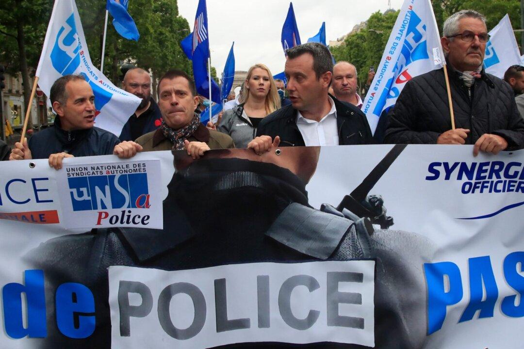 French Police Hold Banned Demonstration to Demand Government Support
