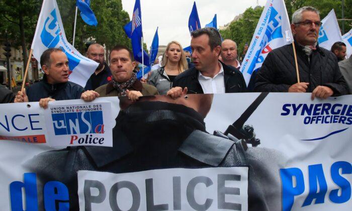 French Police Hold Banned Demonstration to Demand Government Support