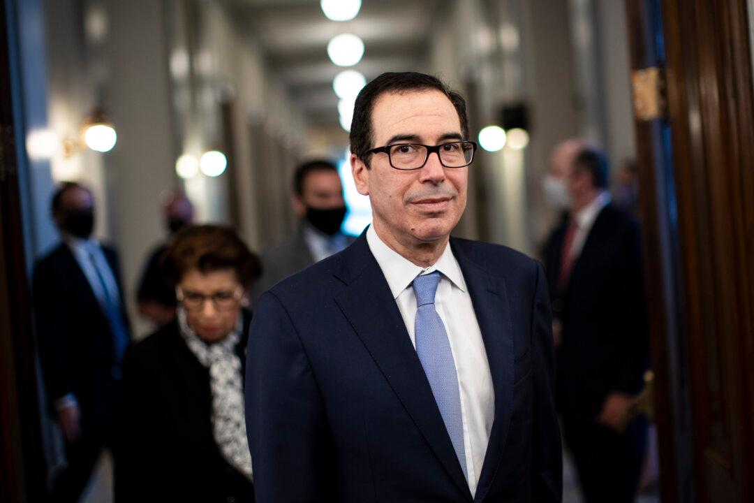 Advocacy Group Urges Trump Administration to Block Chinese Companies From US Markets