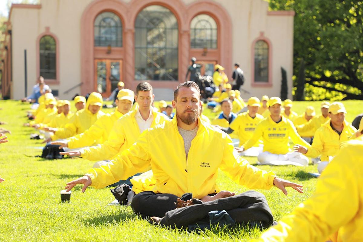 Australian Falun Dafa practitioners demonstrate the exercises at Fitzroy Gardens on the morning of Oct. 12, 2019, in Melbourne. (Grace Yu/The Epoch Times)