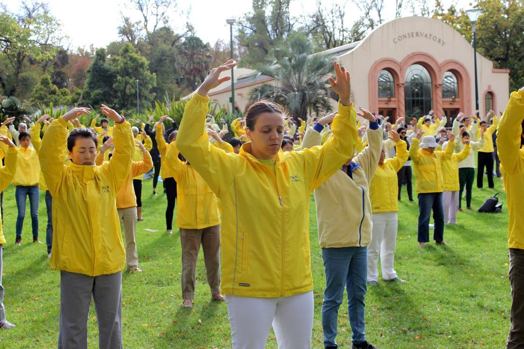 Sofia practicing the second Falun Gong exercise with other Falun Gong practitioners. (<a href="https://en.minghui.org/html/articles/2016/5/8/156584.html">Minghui</a>)