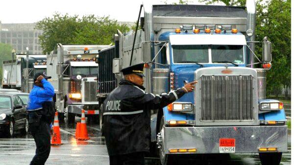  Police guard the traffic of trucks in Washington on April 28, 2008. (Alex Wong/Getty Images)