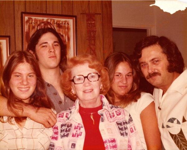 Mark Ellman (2nd from L) with his father, grandmother, and sisters. (Courtesy of Mark Ellman)