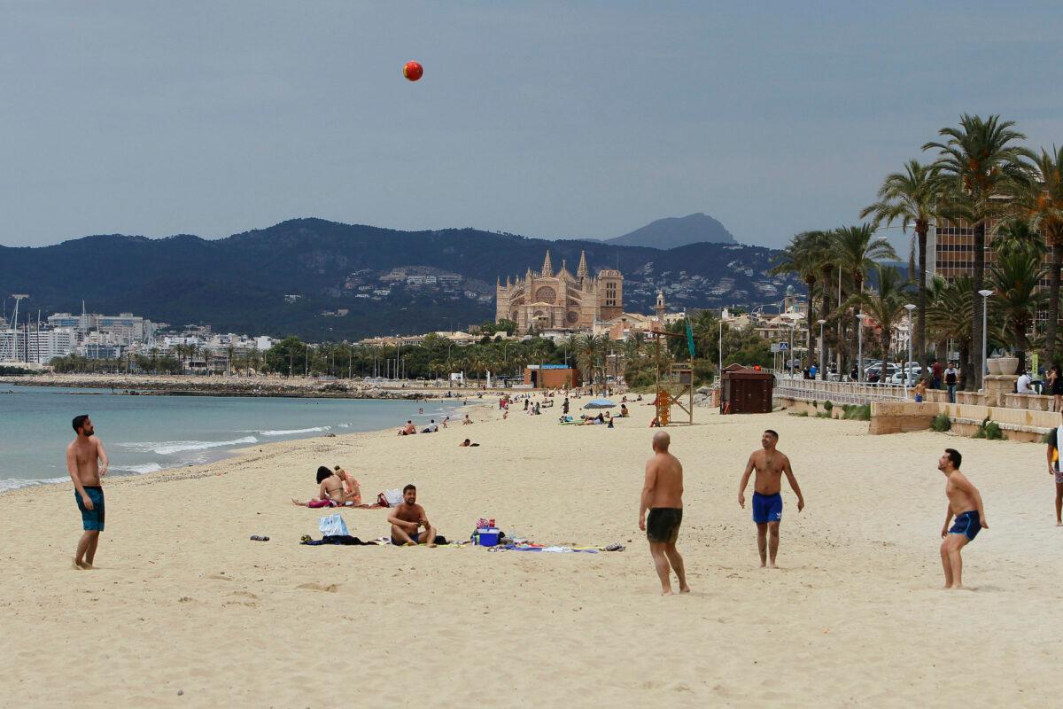 People visit the beach in Palma de Mallorca, Spain, on May 25, 2020. (Isaac Buj/Europa Press via AP)