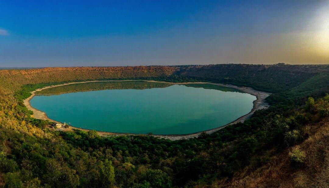 Lonar is famous for Lonar crater and Lonar Lake, which is located at 19°58′N 76°30′E. It is a meteorite crater created in the Pleistocene Epoch. (<a href="https://commons.wikimedia.org/wiki/File:Lonar_Sarovar_lake_Maharastra.jpg">Praxsans</a>/CC BY-SA 4.0)