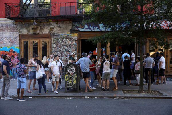 People drink outside a bar during the reopening phase amid the COVID-19 pandemic in the East Village neighborhood of New York City, N.Y., on June 13, 2020. (Caitlin Ochs/Reuters)