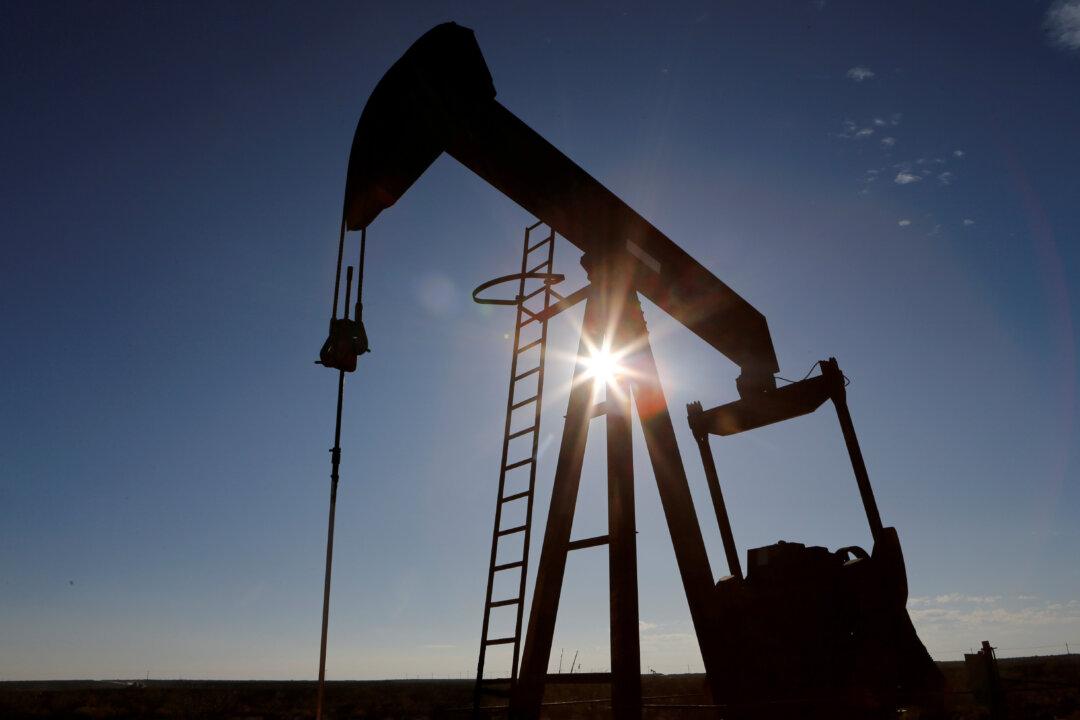 Oil Steadies Near Seven-Year High on Ukraine-Russia Tensions