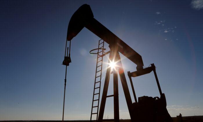 Oil Steadies Near Seven-Year High on Ukraine-Russia Tensions