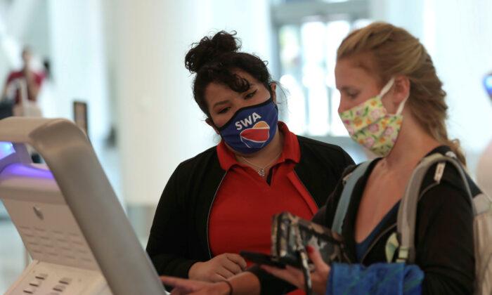 US Airlines Threaten to Ban Passengers Who Refuse to Wear Masks