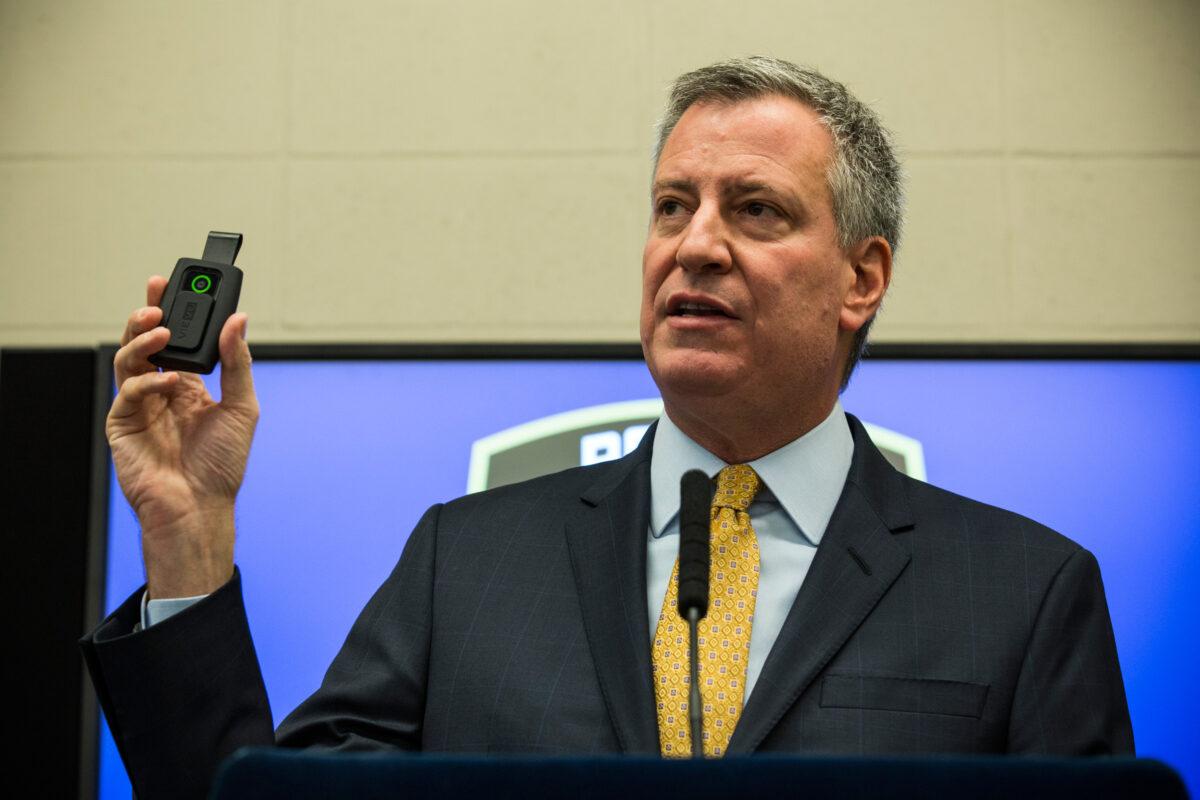 New York City Mayor Bill de Blasio holds up a body camera during a press conference in New York, N.Y. in 2014. (Andrew Burton/Getty Images)
