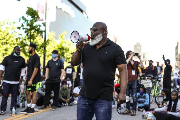 Korey Dean, founder of the Man Up Club, speaks to protesters following the May 25 death of George Floyd in police custody near the US Bank Stadium in Minneapolis, Minn., on May 30, 2020. (Charlotte Cuthbertson/The Epoch Times)