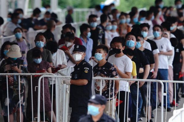 People who have had contact with the Xinfadi Wholesale Market or someone who has, line up for a nucleic acid test for COVID-19 at a testing center on June 17, 2020, in Beijing. (Lintao Zhang/Getty Images)