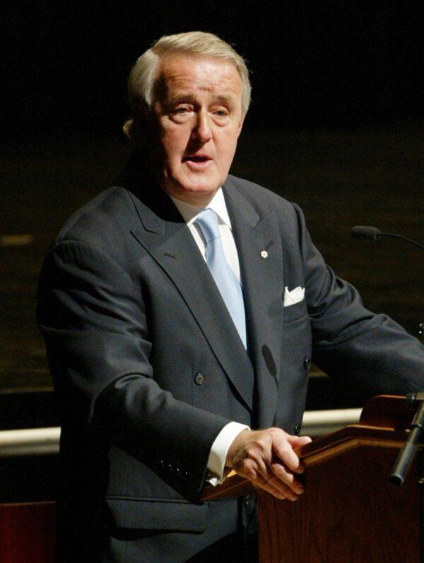 Former prime minister Brian Mulroney speaks at the University of Maine in Orono, Maine, on May 9, 2003. (AP Photo/Joel Page)