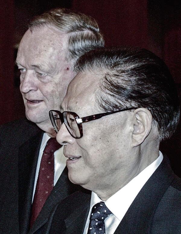 Canadian Prime Minister Jean Chrétien meets with Chinese leader Jiang Zemin before their bilateral talks in Shanghai on Oct. 20, 2001. (AP Photo/Andrew Wong, Pool)