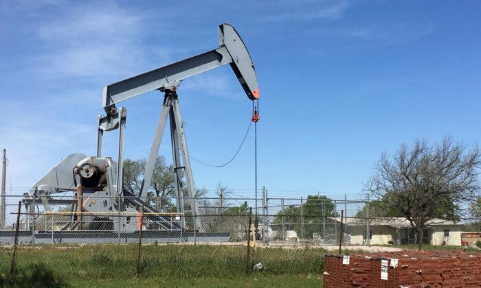 US and Canadian Oil & Gas Rig Count Falls to Record Lows: Baker Hughes
