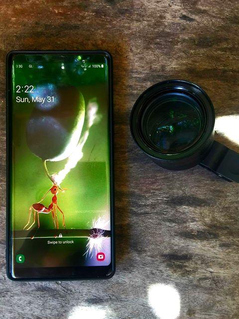 The actual phone and lens De Guzman is using in her macro shots. (Courtesy of <a href="https://www.facebook.com/anadgphotography/">Anadg Photography</a>)