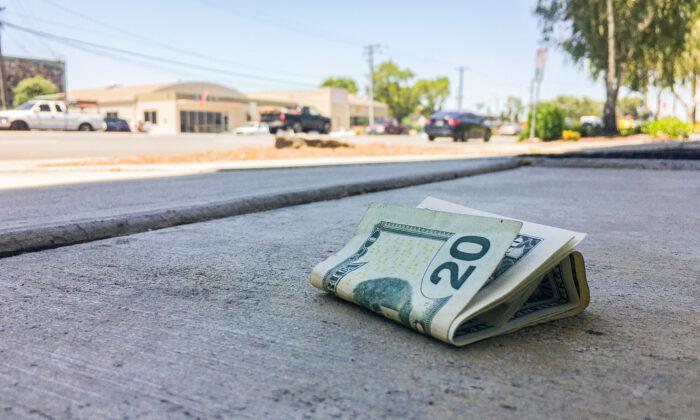Man Finds a Way to Return $80 in Cash to Its Owner