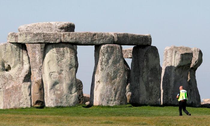 Archeologists Discover Huge New Prehistoric Circular Structure Near Stonehenge