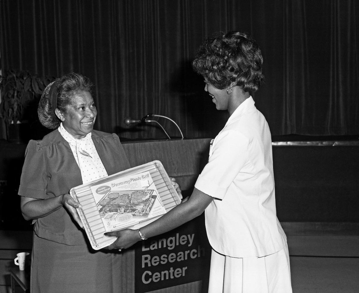 Jackson giving out awards on behalf of the Federal Women's Program on June 17, 1982 (<a href="https://commons.wikimedia.org/wiki/File:Mary_Jackson_presenting_award_(LRC-1982-B701_P-06135).jpg">NASA</a>)