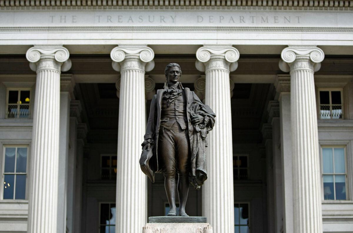 A statue of the first United States Secretary of the Treasury Alexander Hamilton stands in front of the Treasury building in Washington on Sept. 19, 2008. (Chip Somodevilla/Getty Images)