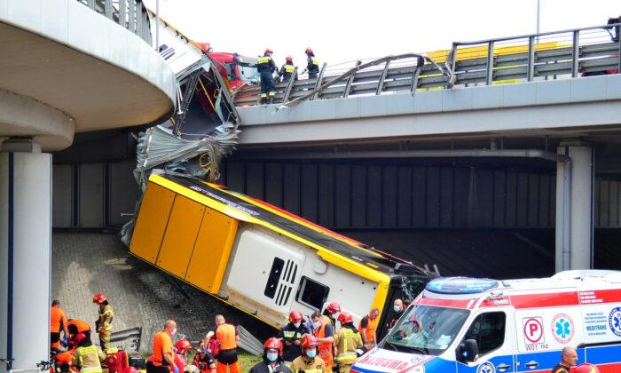 Bus Plunges Off Motorway Bridge in Polish Capital Warsaw, One Dead