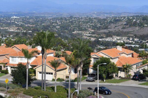 An upscale neighborhood stretches to the horizon in Laguna Niguel, Calif., on Oct. 14, 2018. (Robyn Beck/AFP via Getty Images)