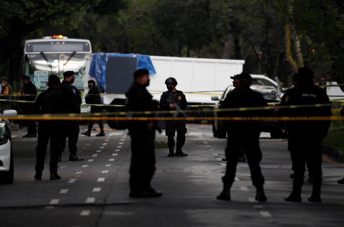 Gunmen Wound Mexico City Police Chief; 3 Dead