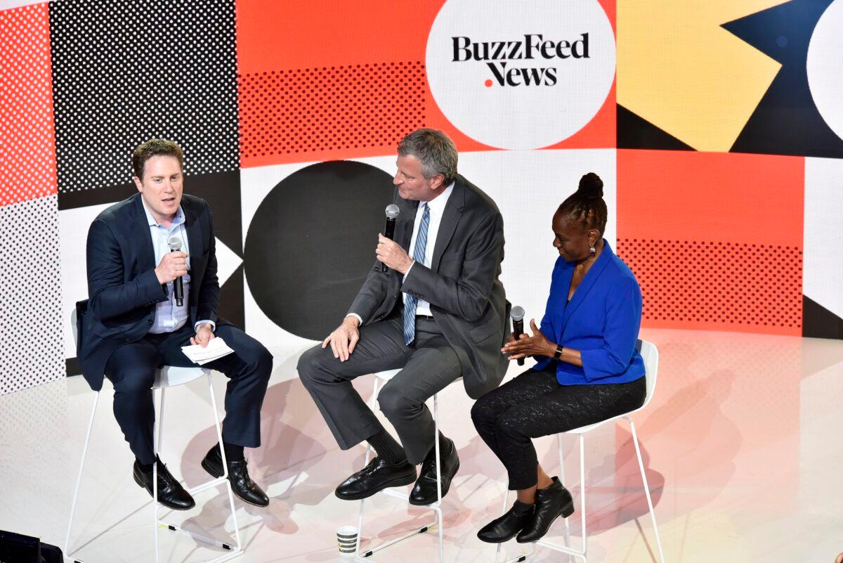 Buzzfeed Editor In Chief Ben Smith speaks with New York City Mayor Bill de Blasio and his wife Chirlane McCray during an event in New York City on July 25, 2019. (Eugene Gologursky/Getty Images for BuzzFeed)