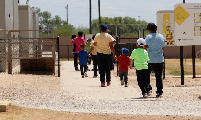 US Judge Orders Migrant Children to Be Released From Family Detention Centers