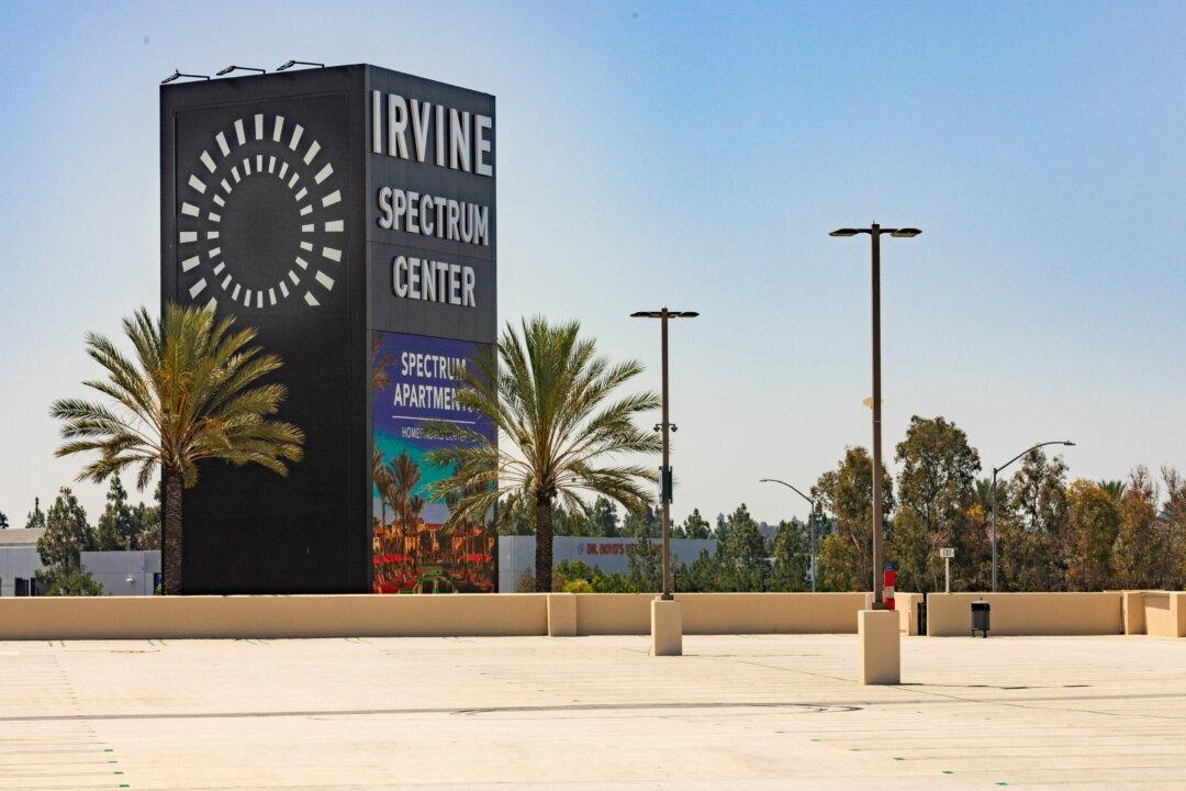 2 Robbers Steal Teens’ Shoes in Irvine Spectrum Center Restroom