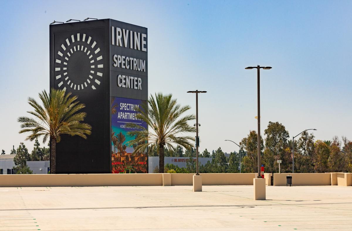 2 Robbers Steal Teens’ Shoes in Irvine Spectrum Center Restroom