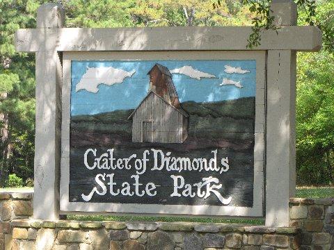 Sign at Crater of Diamonds SP (<a href="https://commons.wikimedia.org/wiki/File:Crater_of_Diamonds_002.jpg">Kathy</a>/CC BY 2.0)