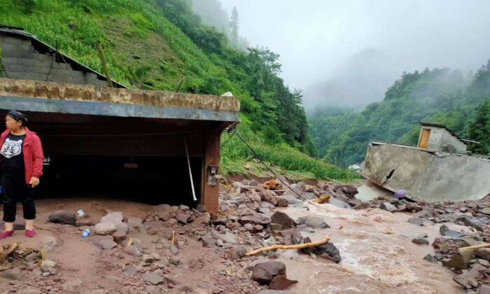7 Dead, 10 Families Buried by Landslide in Sichuan Province