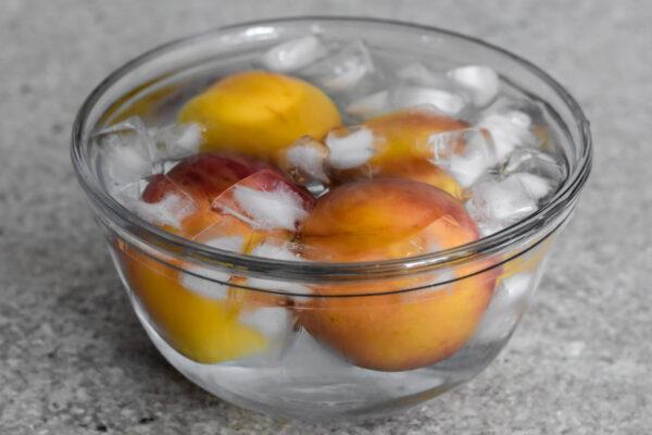 Blanch your peaches and plunge them into an ice bath. (Photo by Audrey Le Goff)