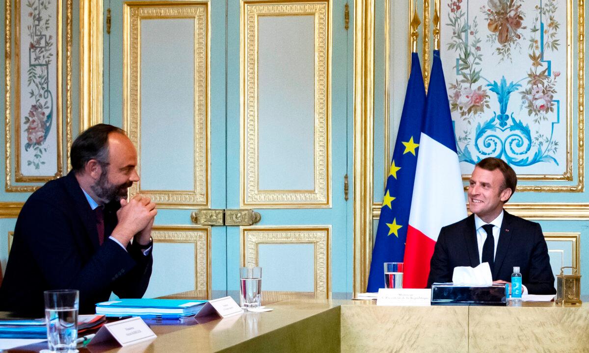 French President Emmanuel Macron (R) speaks with French Prime Minister Edouard Philippe at the Elysee Palace in Paris, France, on July, 2, 2020. (Ian Langsdon/Pool via AP)