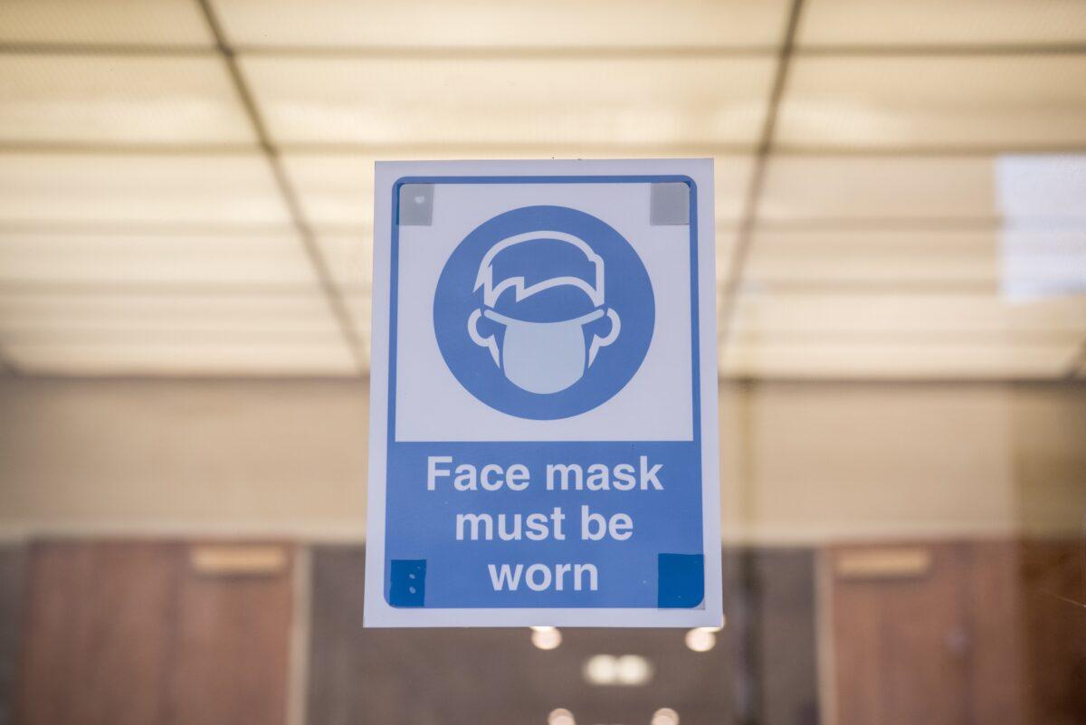  A sign is posted on a bank entrance in El Paso, Texas, on July 1, 2020. (Cengiz Yar/Getty Images)