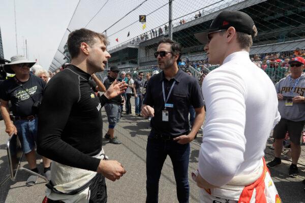  NASCAR driver Jimmie Johnson, center, talks with Will Power (L) of Australia, and Josef Newgarden during practice for the Indianapolis 500 IndyCar auto race at Indianapolis Motor Speedway in Indianapolis, on May 16, 2019. (Darron Cummings/AP Photo)