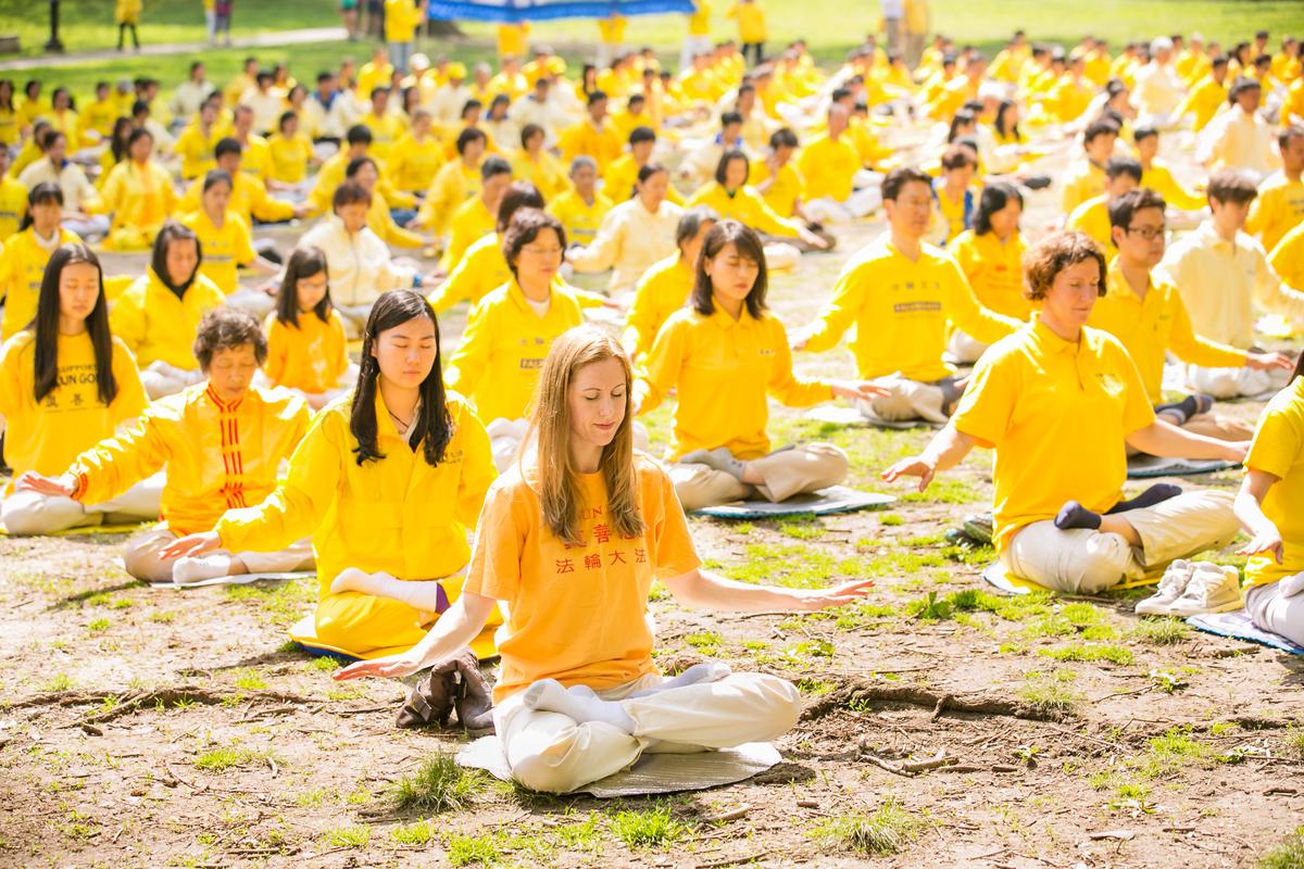  Falun Dafa practitioners meditating in New York's Central Park on May 10, 2014. (Dai Bing/The Epoch Times)