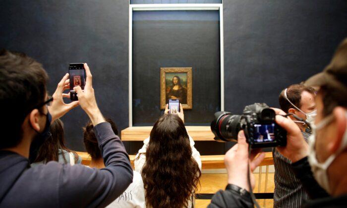 “Mona Lisa” Back at Work, Visitors Limited as Louvre Reopens