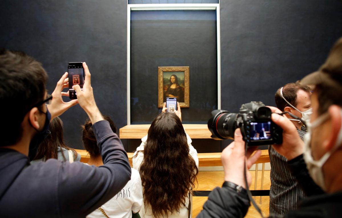 “Mona Lisa” Back at Work, Visitors Limited as Louvre Reopens