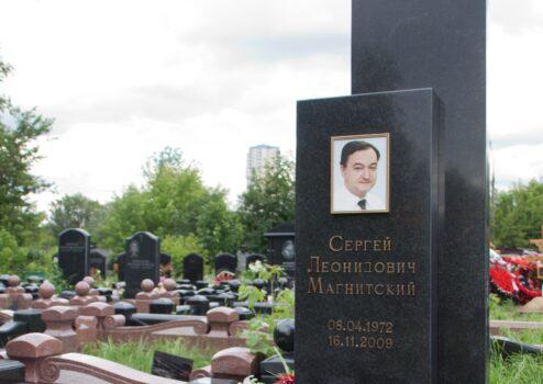 The tombstone on the grave of lawyer Sergei Magnitsky in a cemetery in Moscow on June 27, 2012. (Dmitry Rozhkov/CC BY-SA 3.0 via Wikimedia Commons)