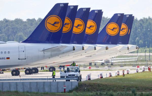 Airplanes of German carrier Lufthansa are parked at the Berlin Schoenefeld airport, amid the spread of the coronavirus disease (COVID-19) in Schoenefeld, Germany, on May 26, 2020. （Fabrizio Bensch/Reuters）