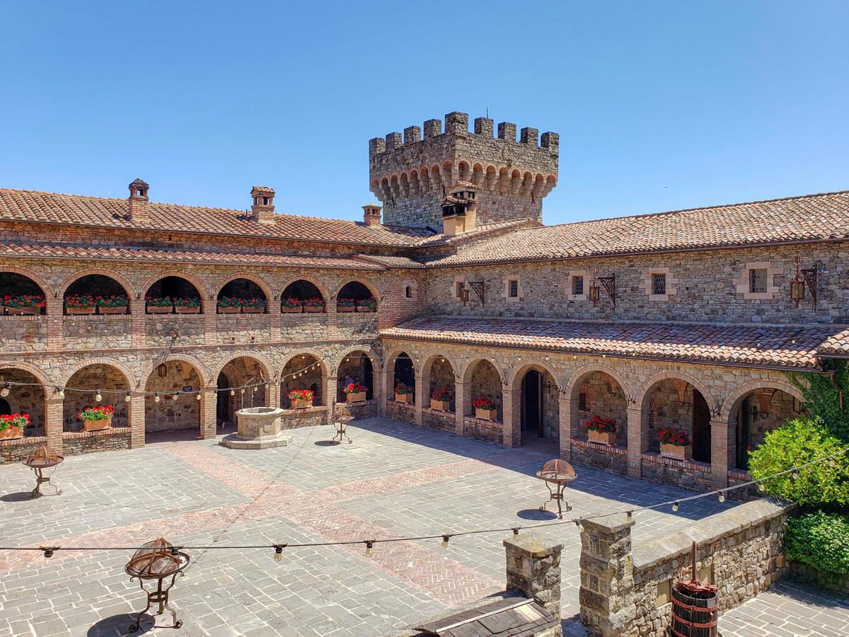 The courtyard at Castello di Amorosa. (Ilene Eng/The Epoch Times).