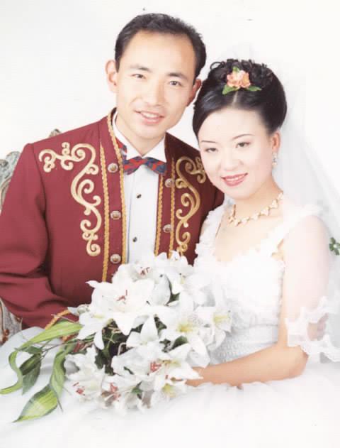 Yunhe Zhang (R) and her husband Zou Songtao on their wedding day. Zhang was illegally detained in Qingdao city in February 2002. Zou was arrested in 1999 and persecuted to death in prison. (Minghui.org)