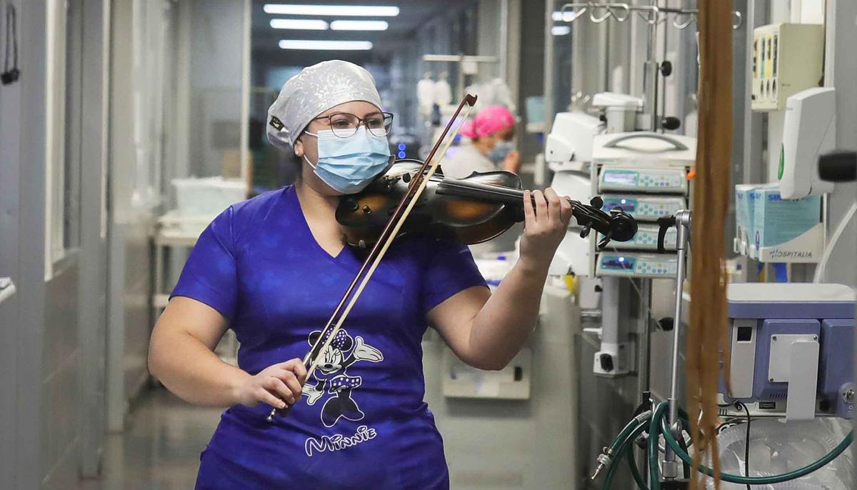 Chilean Nurse Serenades COVID-19 Patients With Violin to Give Them 'Love' and 'Hope'