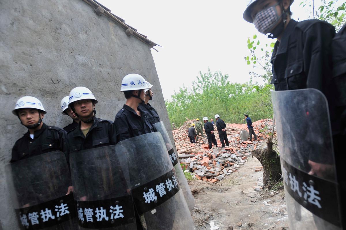 Beijing Homeowners Pepper Sprayed by Police When Defending Their Homes