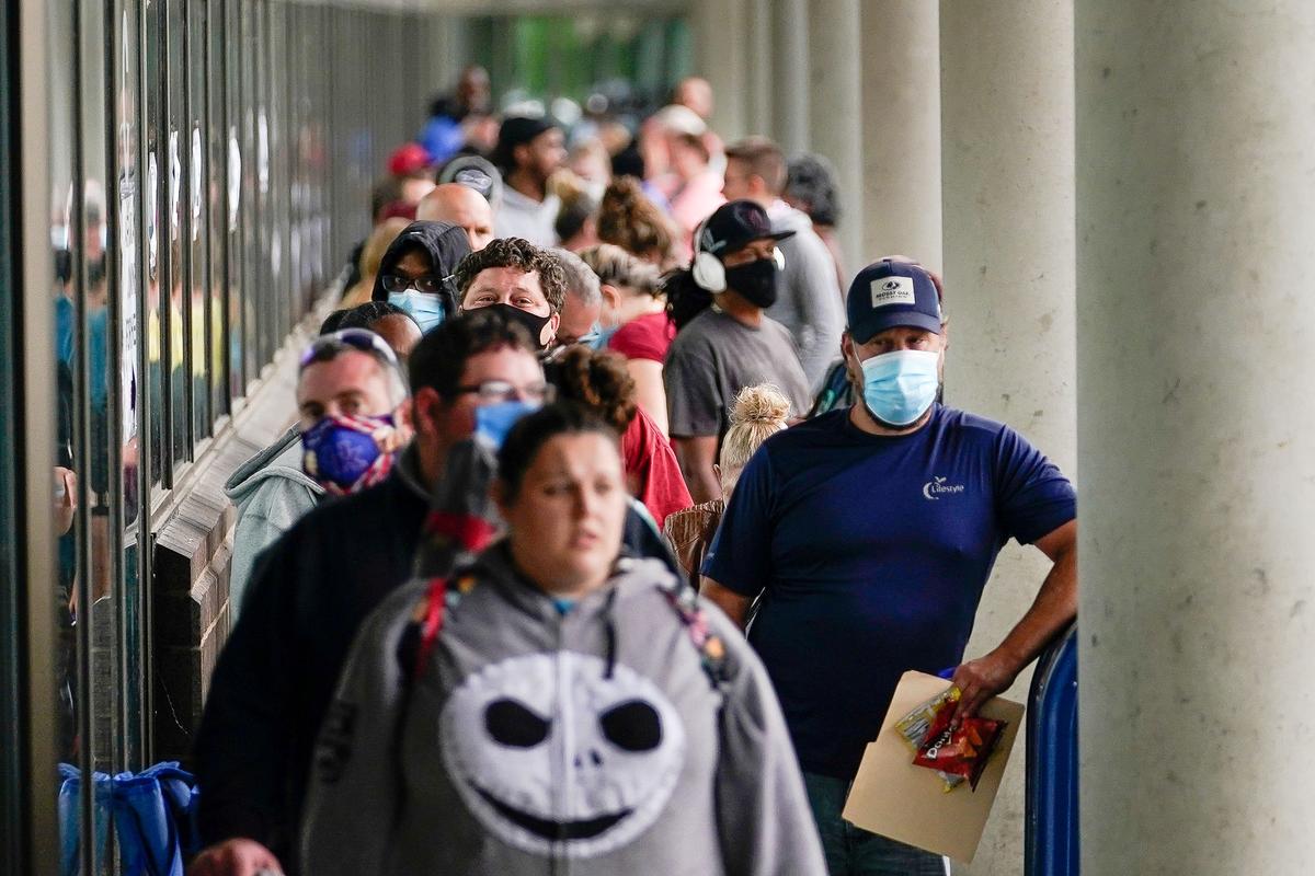 Hundreds of people line up outside a Kentucky Career Center hoping to find assistance with their unemployment claim in Frankfort, Ky., on June 18, 2020. (Bryan Woolston/Reuters)